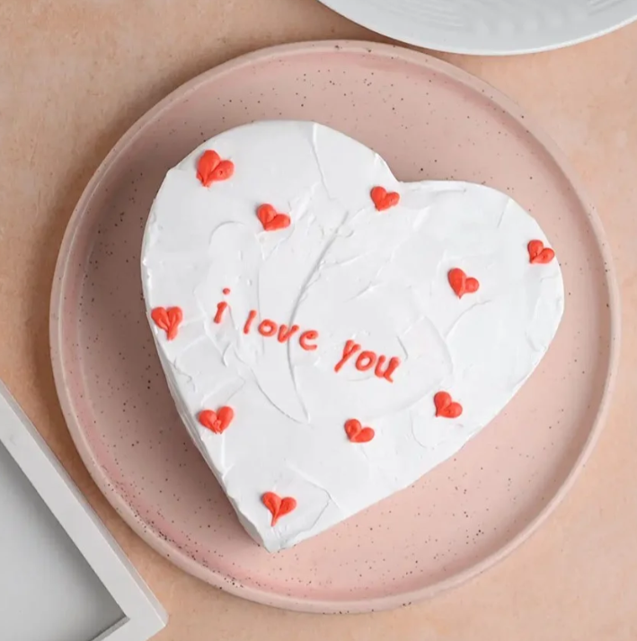 Vanilla Heart Shape Valentine Cake for Romantic Surprise 3