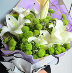 Daisy and lily mixed flower bouquet for celebration gift